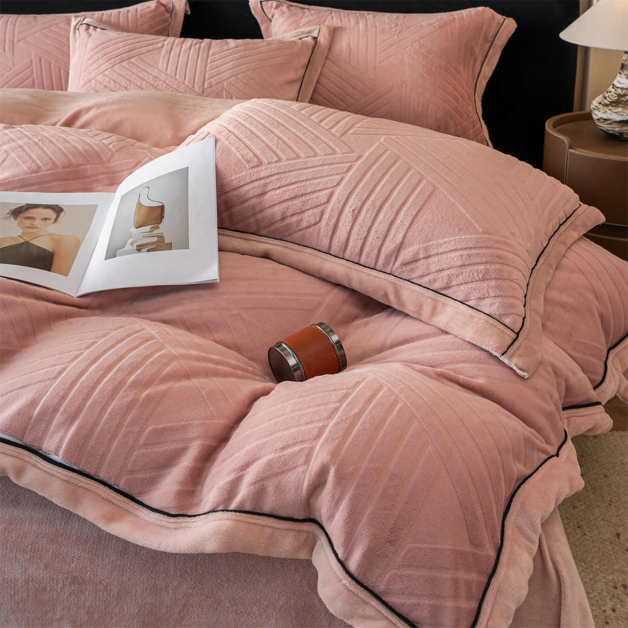 91家纺网 家纺一手货源 找家纺 满座家居 2025新款高克重牛奶绒雕花四件套-罗马假日 罗马假日-蜜粉