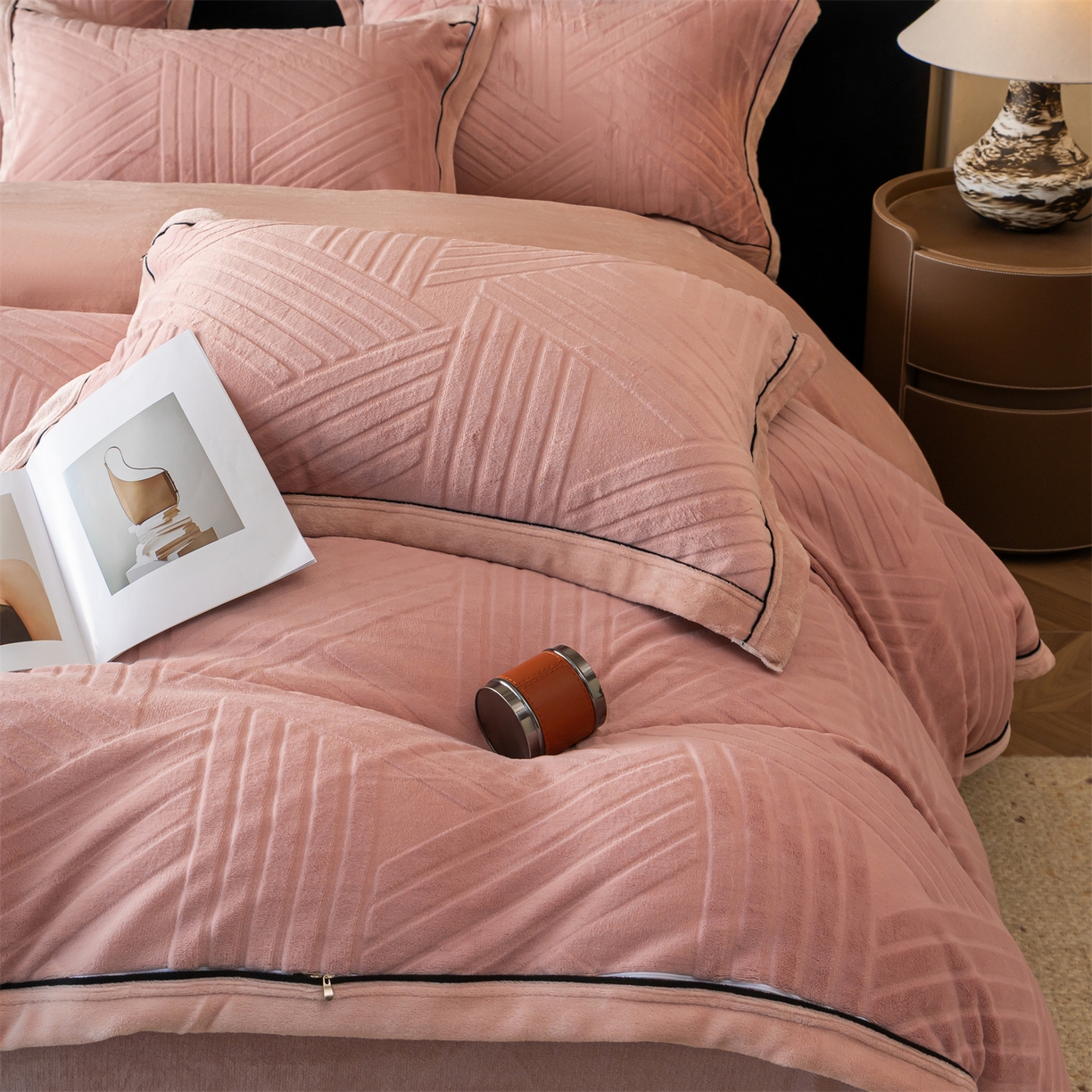 91家纺网 家纺一手货源 找家纺 满座家居 2025新款高克重牛奶绒雕花四件套-罗马假日 罗马假日-蜜粉