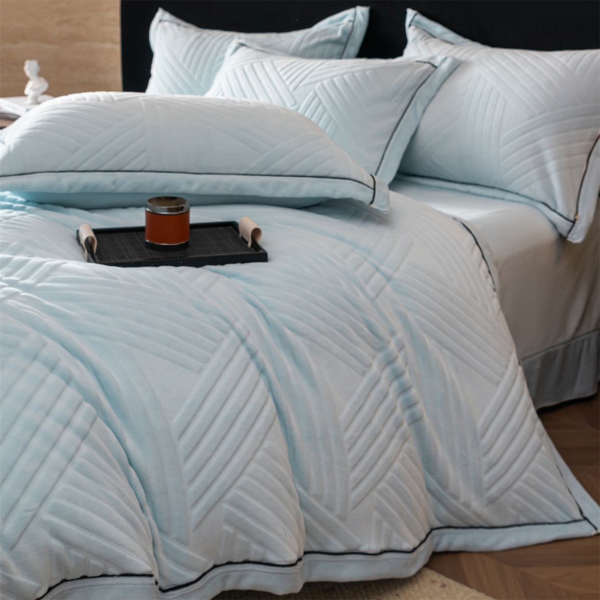 91家纺网 家纺一手货源 找家纺 满座家居 2025新款高克重牛奶绒雕花四件套-罗马假日 罗马假日-湖蓝