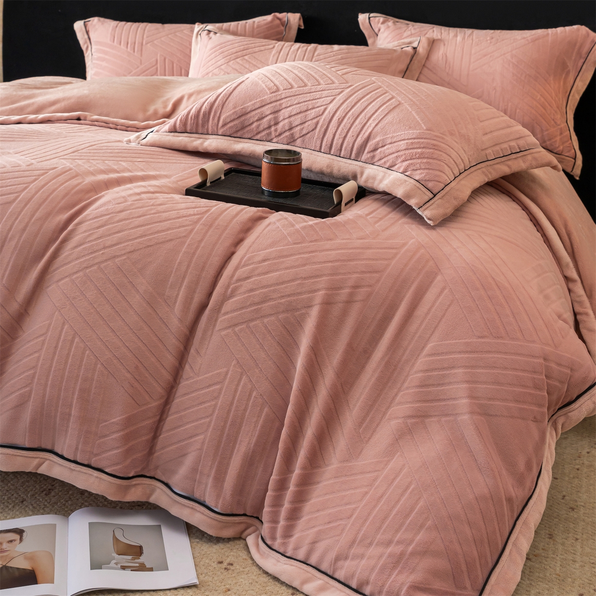 91家纺网 家纺一手货源 找家纺 满座家居 2025新款高克重牛奶绒雕花四件套-罗马假日 罗马假日-蜜粉