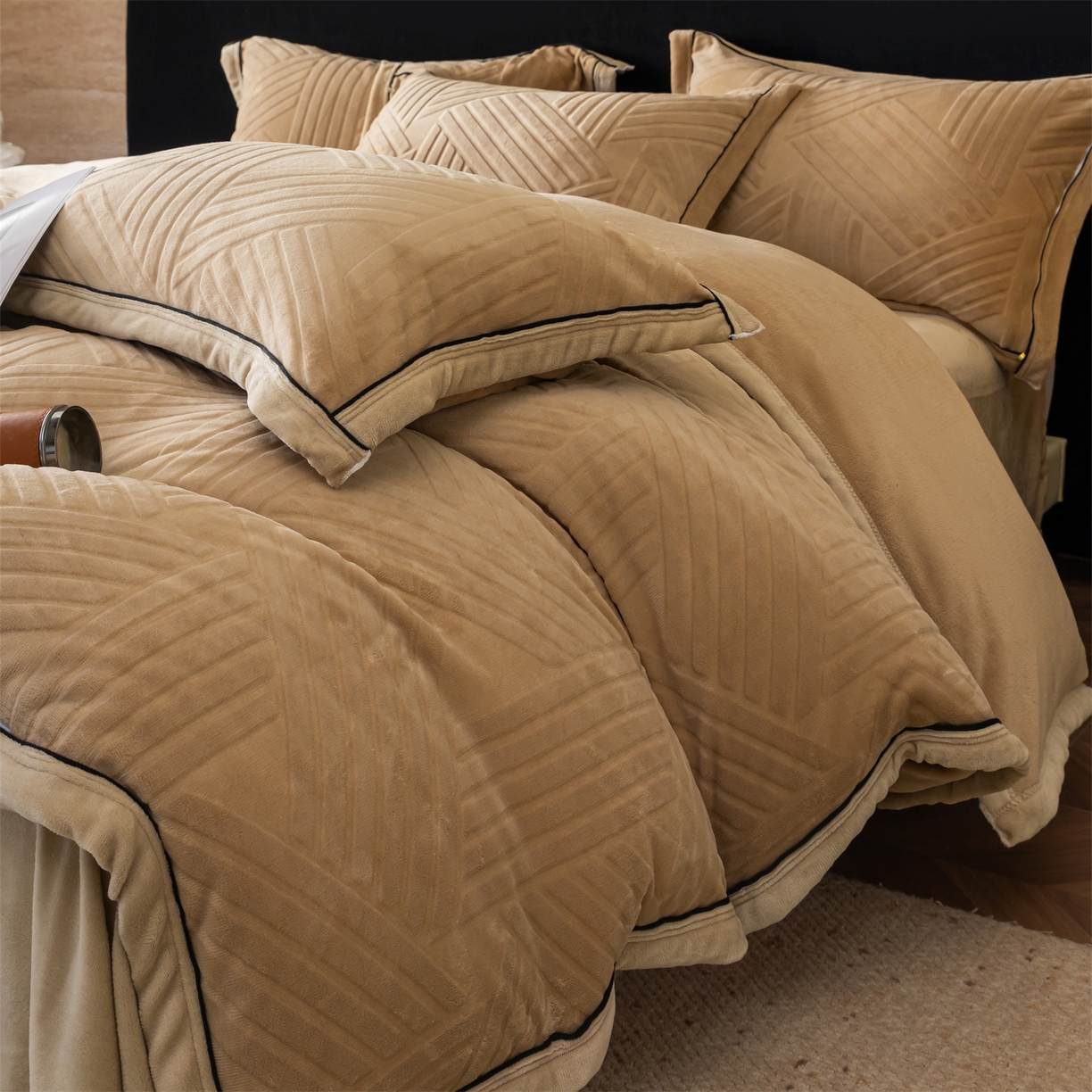 91家纺网 家纺一手货源 找家纺 满座家居 2025新款高克重牛奶绒雕花四件套-罗马假日 罗马假日-咖色