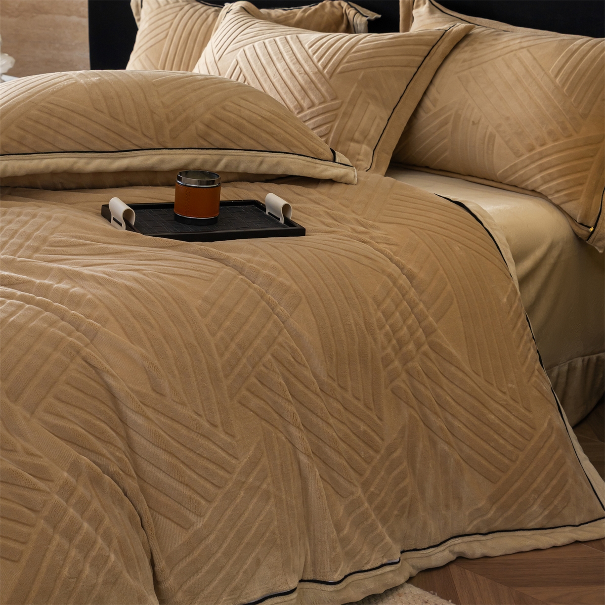 91家纺网 家纺一手货源 找家纺 满座家居 2025新款高克重牛奶绒雕花四件套-罗马假日 罗马假日-咖色