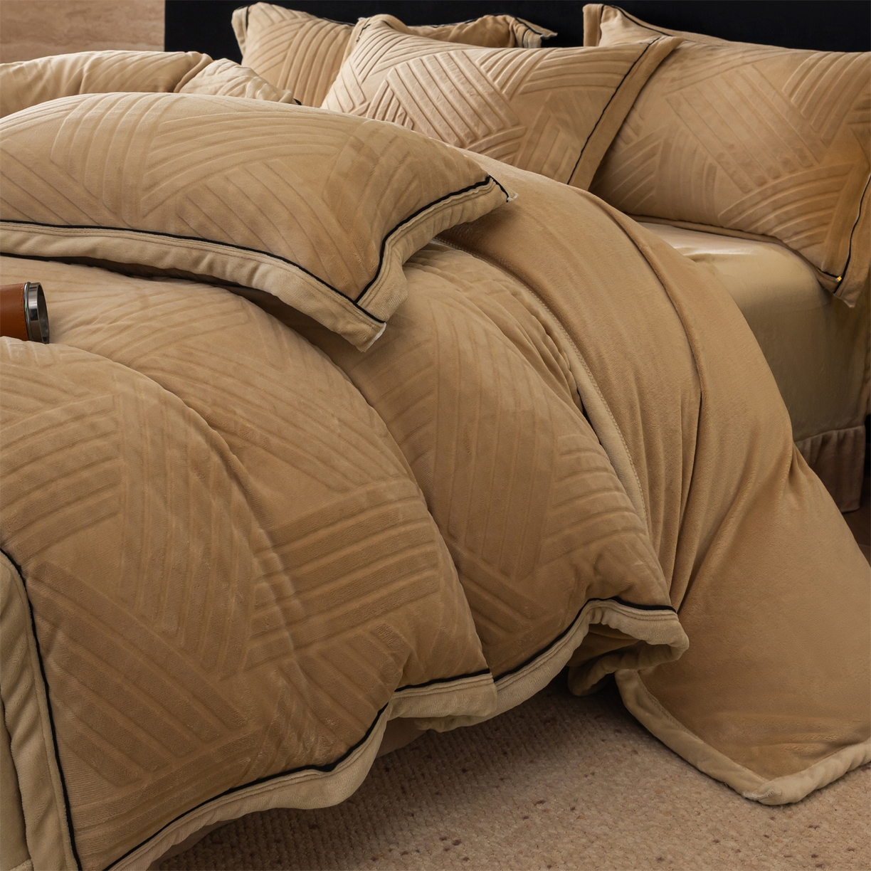 91家纺网 家纺一手货源 找家纺 满座家居 2025新款高克重牛奶绒雕花四件套-罗马假日 罗马假日-咖色