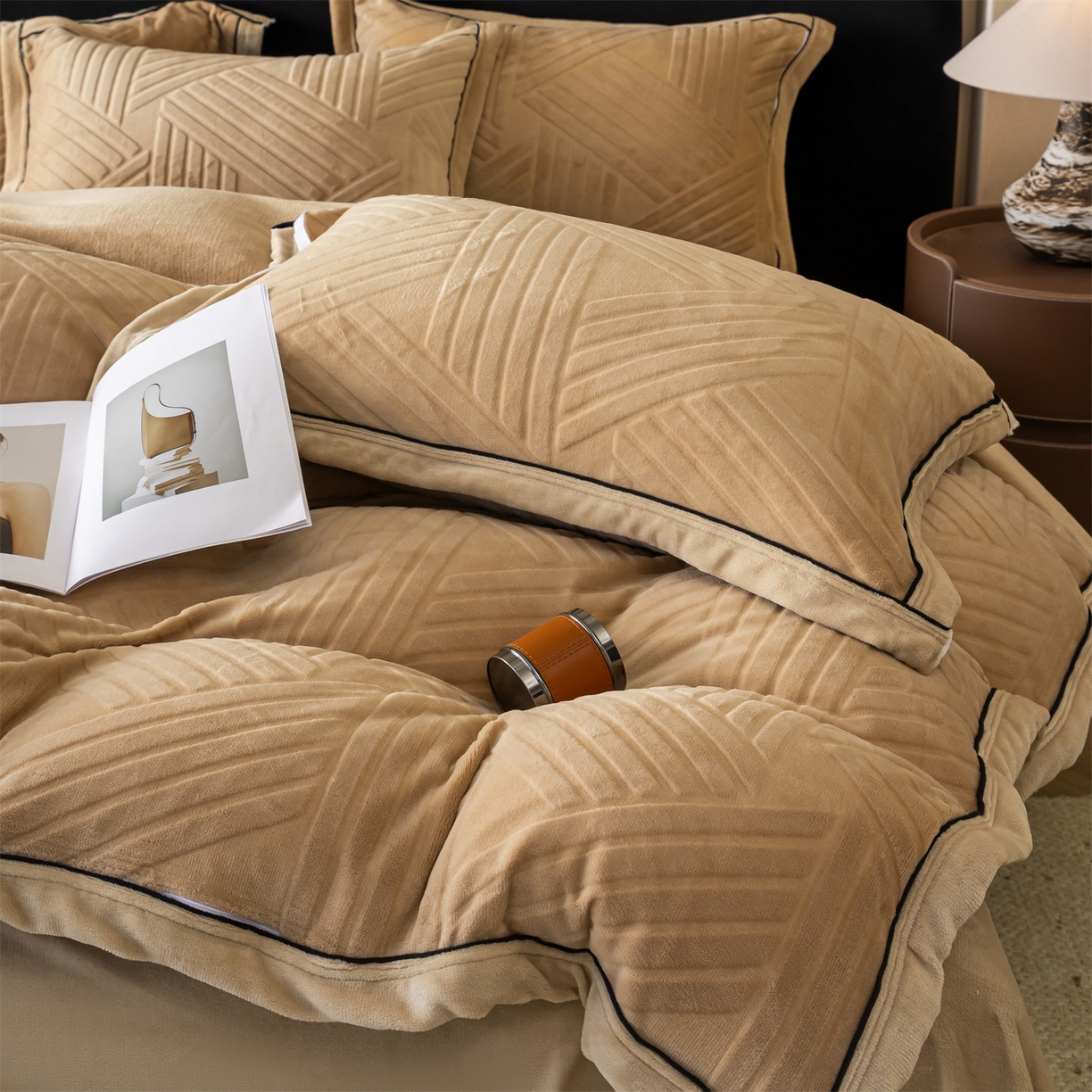 91家纺网 家纺一手货源 找家纺 满座家居 2025新款高克重牛奶绒雕花四件套-罗马假日 罗马假日-咖色