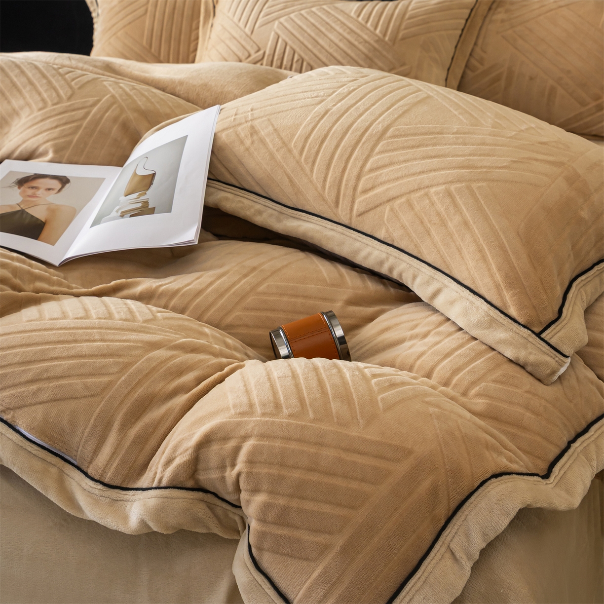 91家纺网 家纺一手货源 找家纺 满座家居 2025新款高克重牛奶绒雕花四件套-罗马假日 罗马假日-咖色