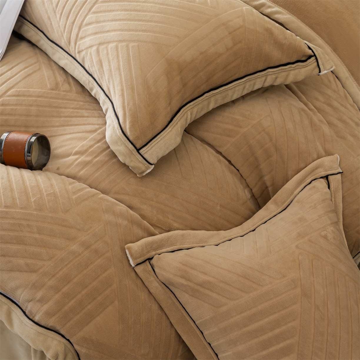 91家纺网 家纺一手货源 找家纺 满座家居 2025新款高克重牛奶绒雕花四件套-罗马假日 罗马假日-咖色