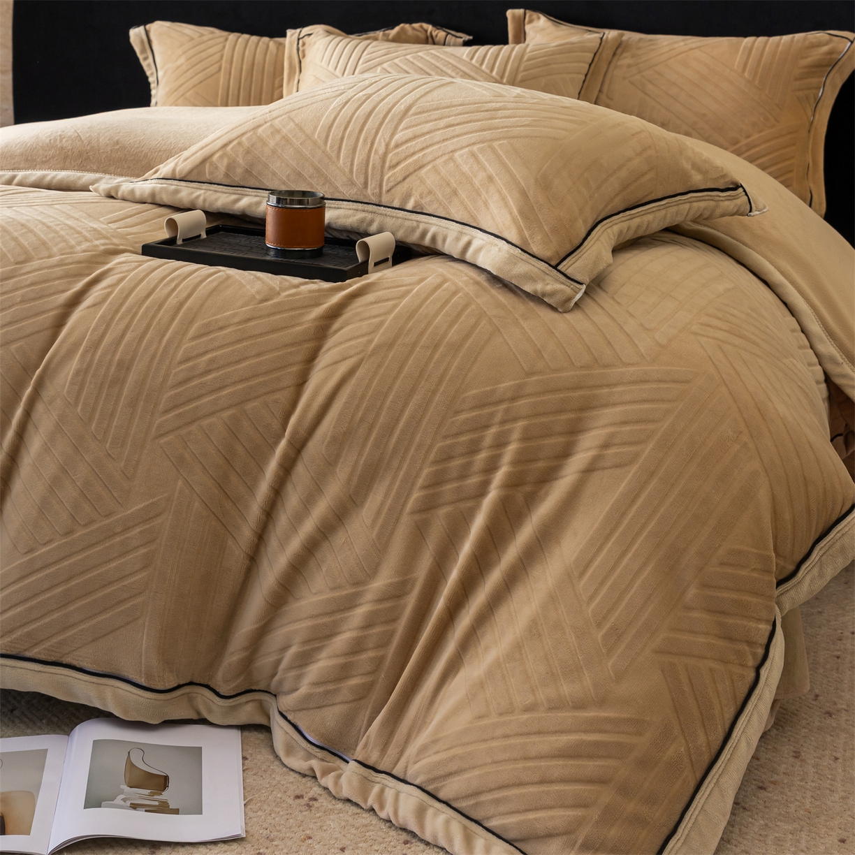 91家纺网 家纺一手货源 找家纺 满座家居 2025新款高克重牛奶绒雕花四件套-罗马假日 罗马假日-咖色