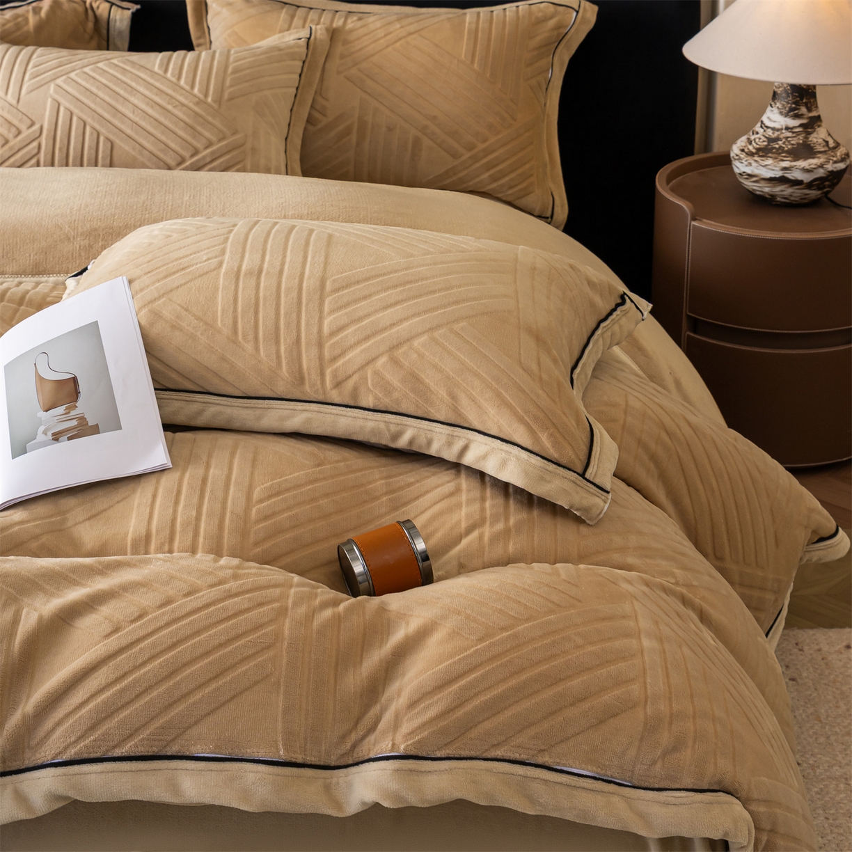 91家纺网 家纺一手货源 找家纺 满座家居 2025新款高克重牛奶绒雕花四件套-罗马假日 罗马假日-咖色