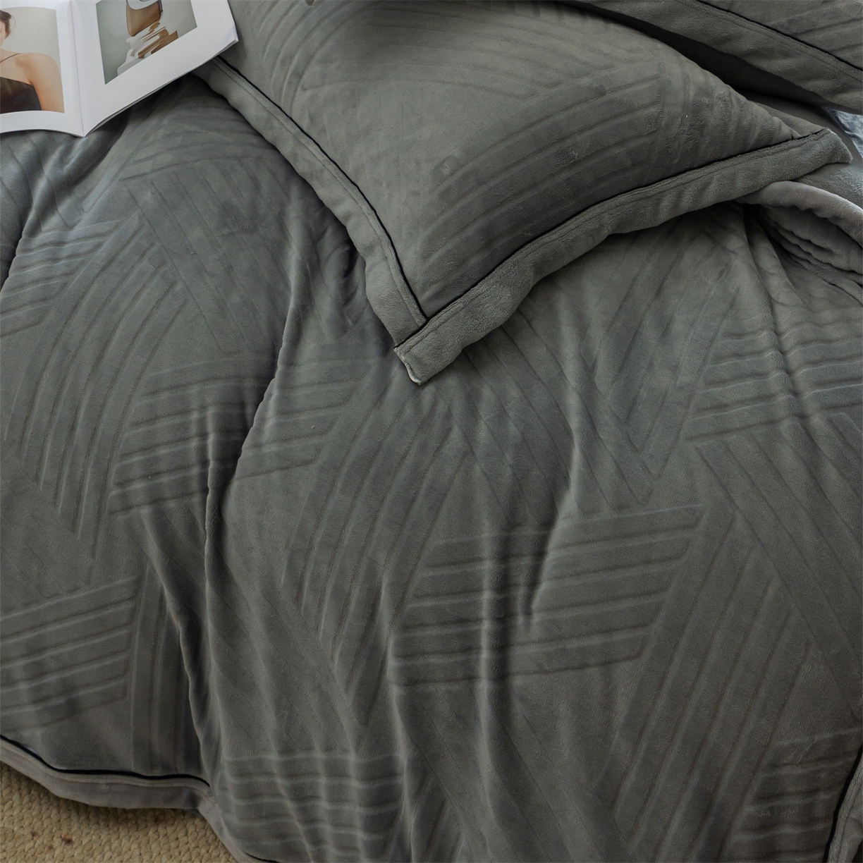 91家纺网 家纺一手货源 找家纺 满座家居 2025新款高克重牛奶绒雕花四件套-罗马假日 罗马假日-星灰