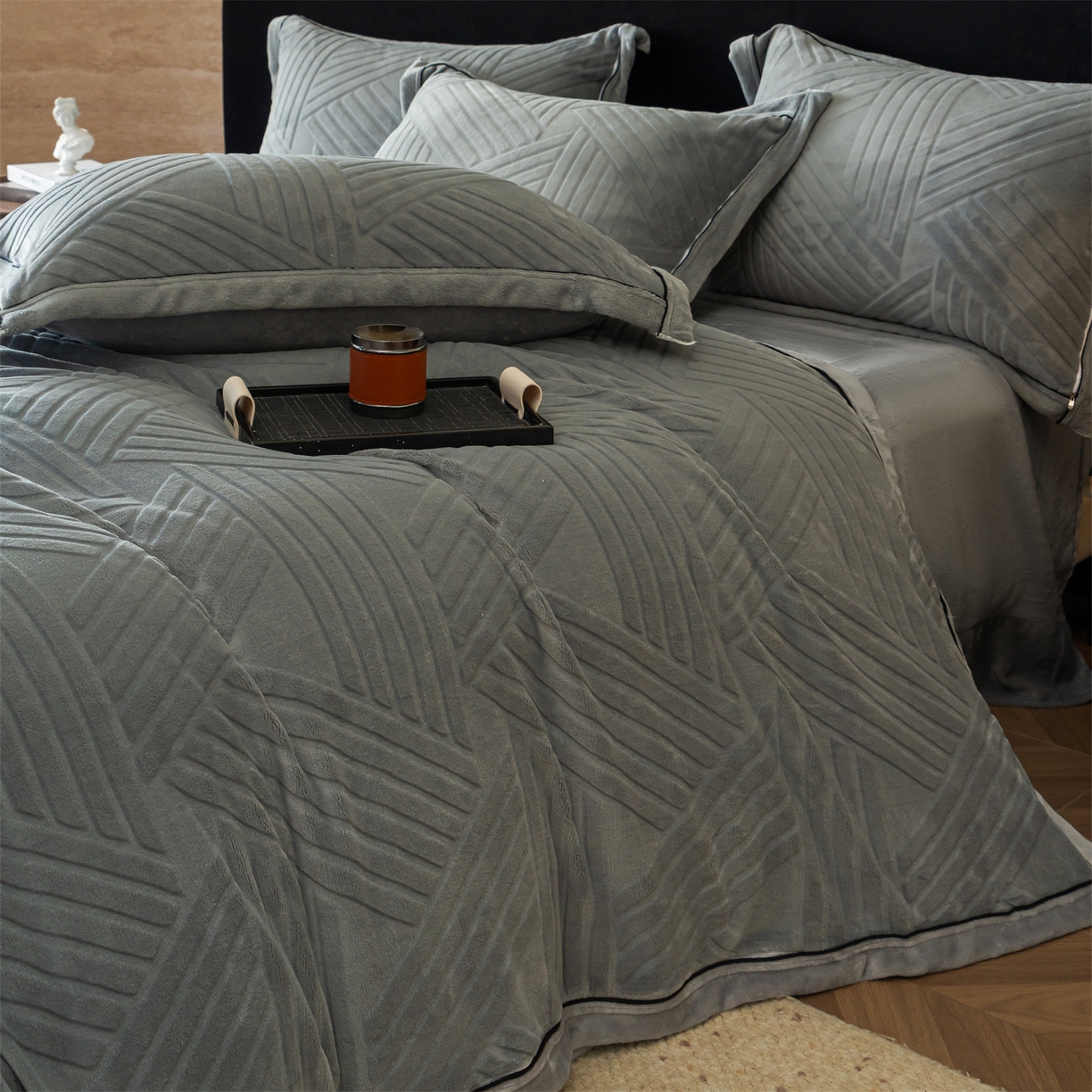 91家纺网 家纺一手货源 找家纺 满座家居 2025新款高克重牛奶绒雕花四件套-罗马假日 罗马假日-星灰