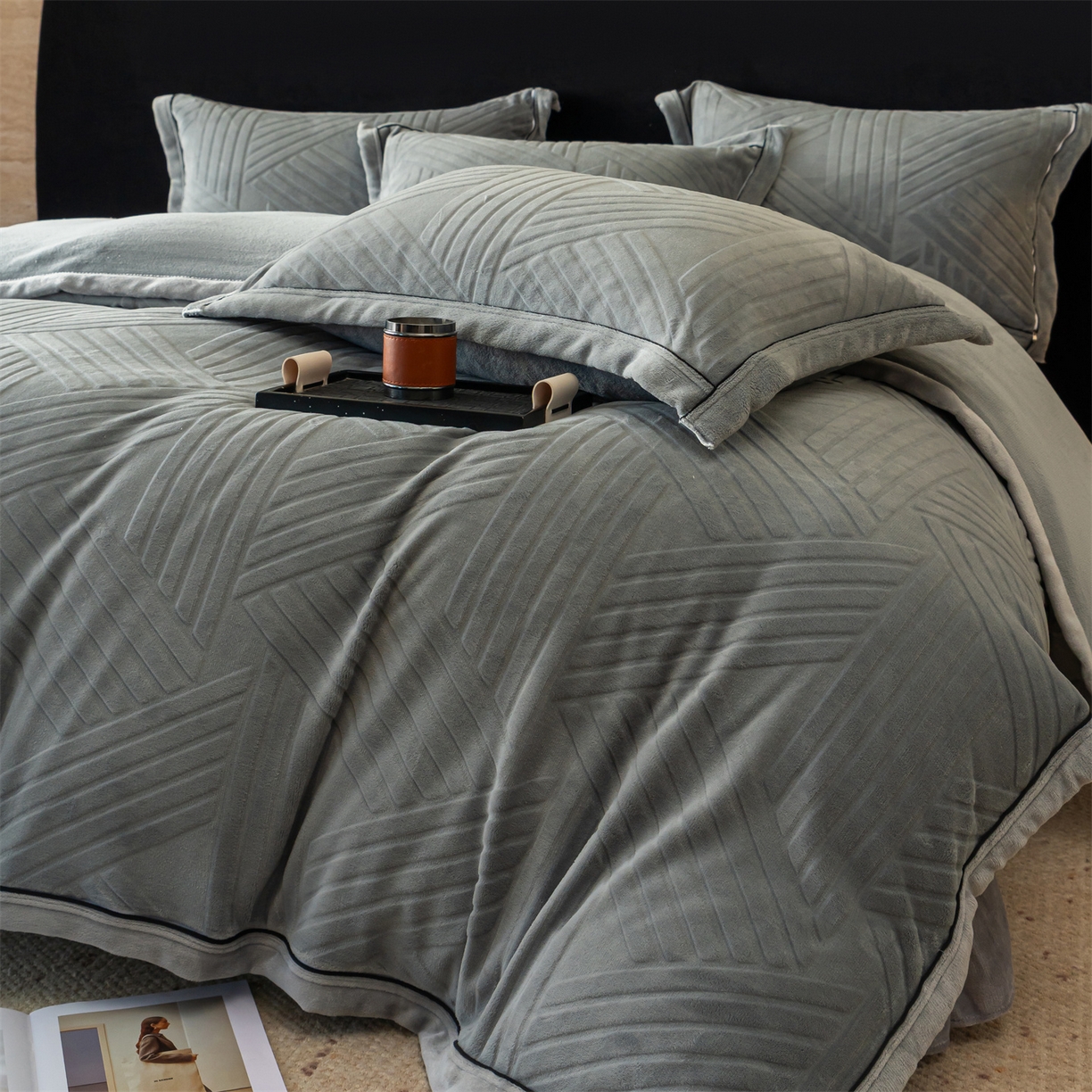 91家纺网 家纺一手货源 找家纺 满座家居 2025新款高克重牛奶绒雕花四件套-罗马假日 罗马假日-星灰