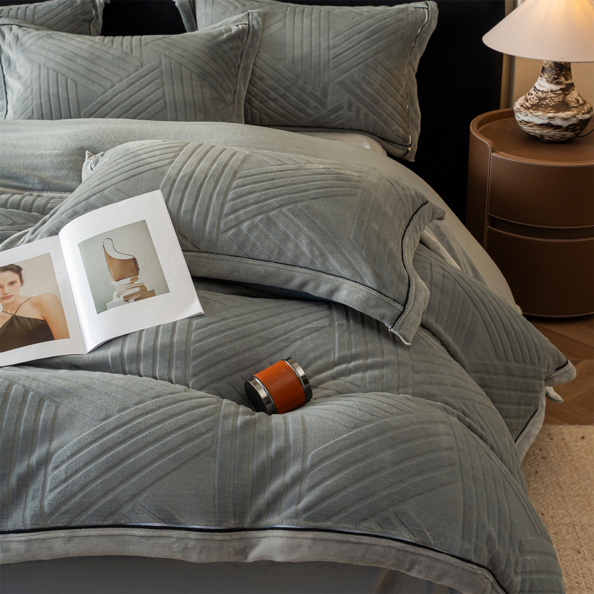 91家纺网 家纺一手货源 找家纺 满座家居 2025新款高克重牛奶绒雕花四件套-罗马假日 罗马假日-星灰