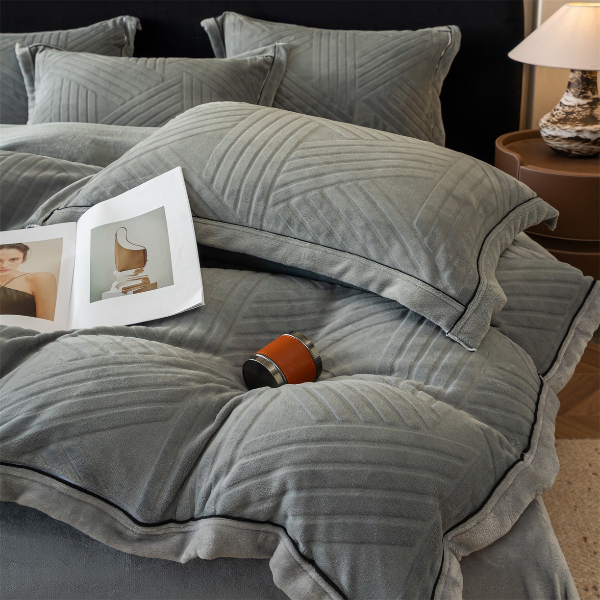 91家纺网 家纺一手货源 找家纺 满座家居 2025新款高克重牛奶绒雕花四件套-罗马假日 罗马假日-星灰