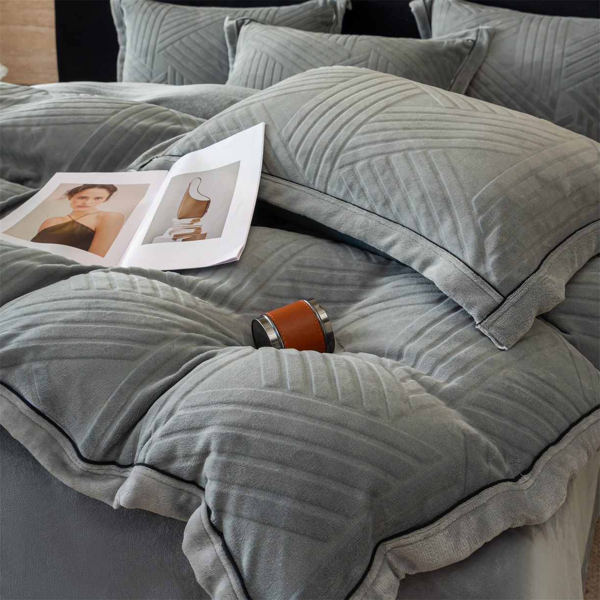 91家纺网 家纺一手货源 找家纺 满座家居 2025新款高克重牛奶绒雕花四件套-罗马假日 罗马假日-星灰