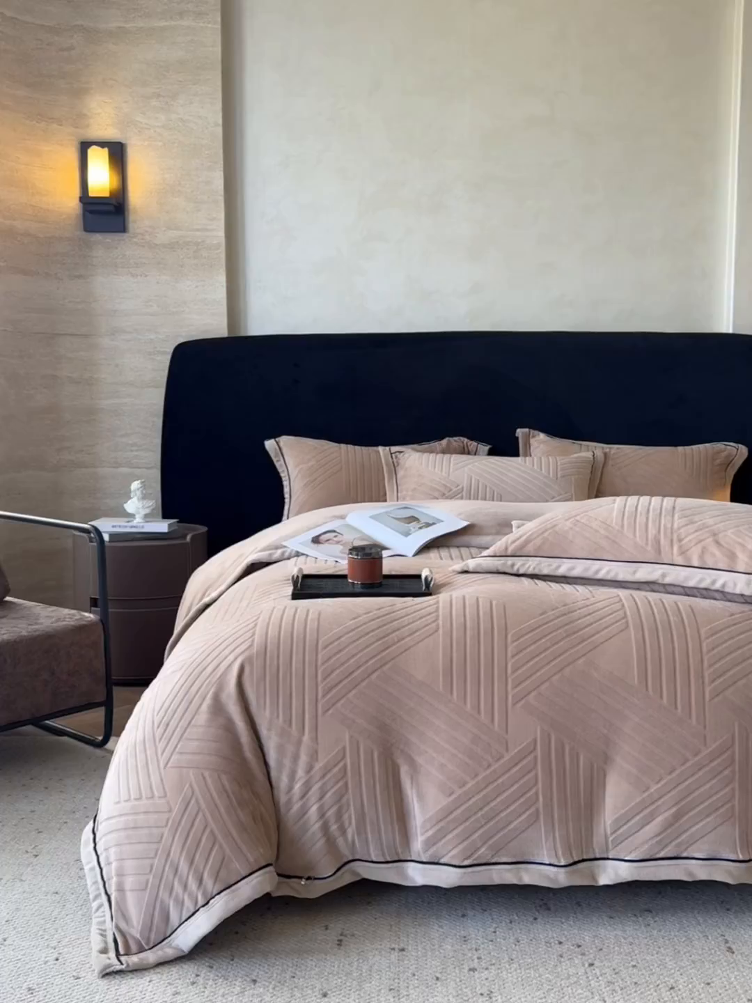 91家纺网 家纺一手货源 找家纺 满座家居 2025新款高克重牛奶绒雕花四件套-罗马假日 罗马假日-咖色