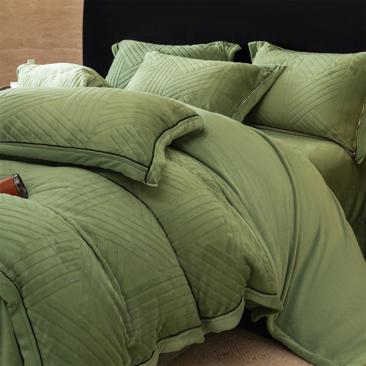 91家纺网 家纺一手货源 找家纺 满座家居 2025新款高克重牛奶绒雕花四件套-罗马假日 罗马假日-松绿