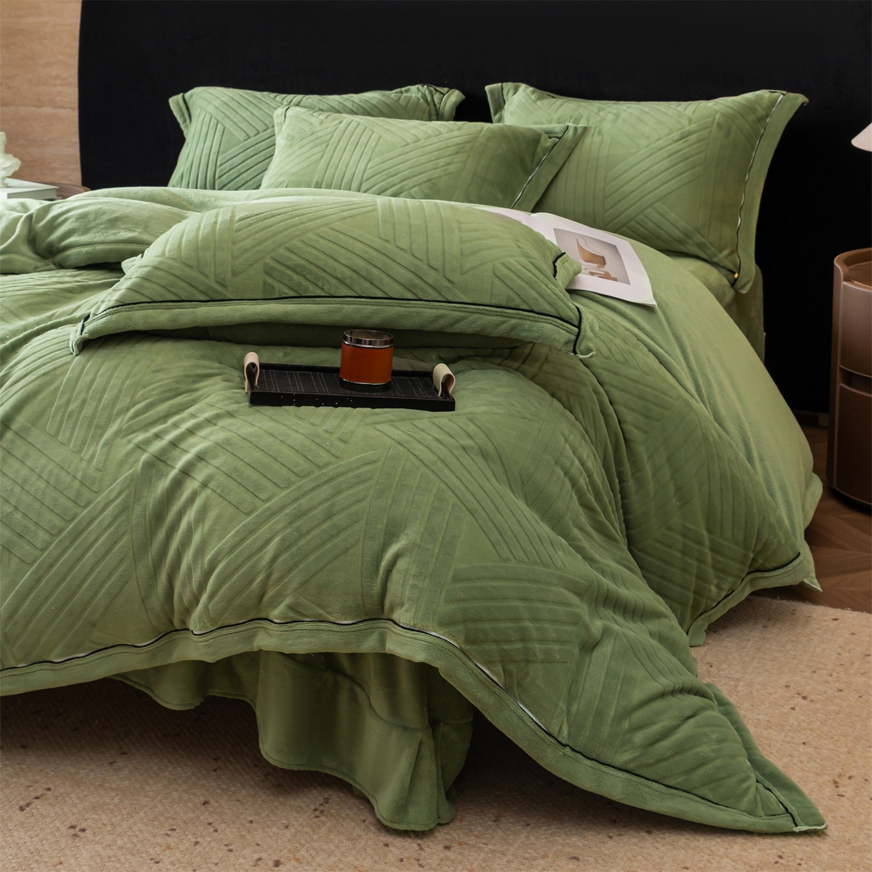 91家纺网 家纺一手货源 找家纺 满座家居 2025新款高克重牛奶绒雕花四件套-罗马假日 罗马假日-松绿