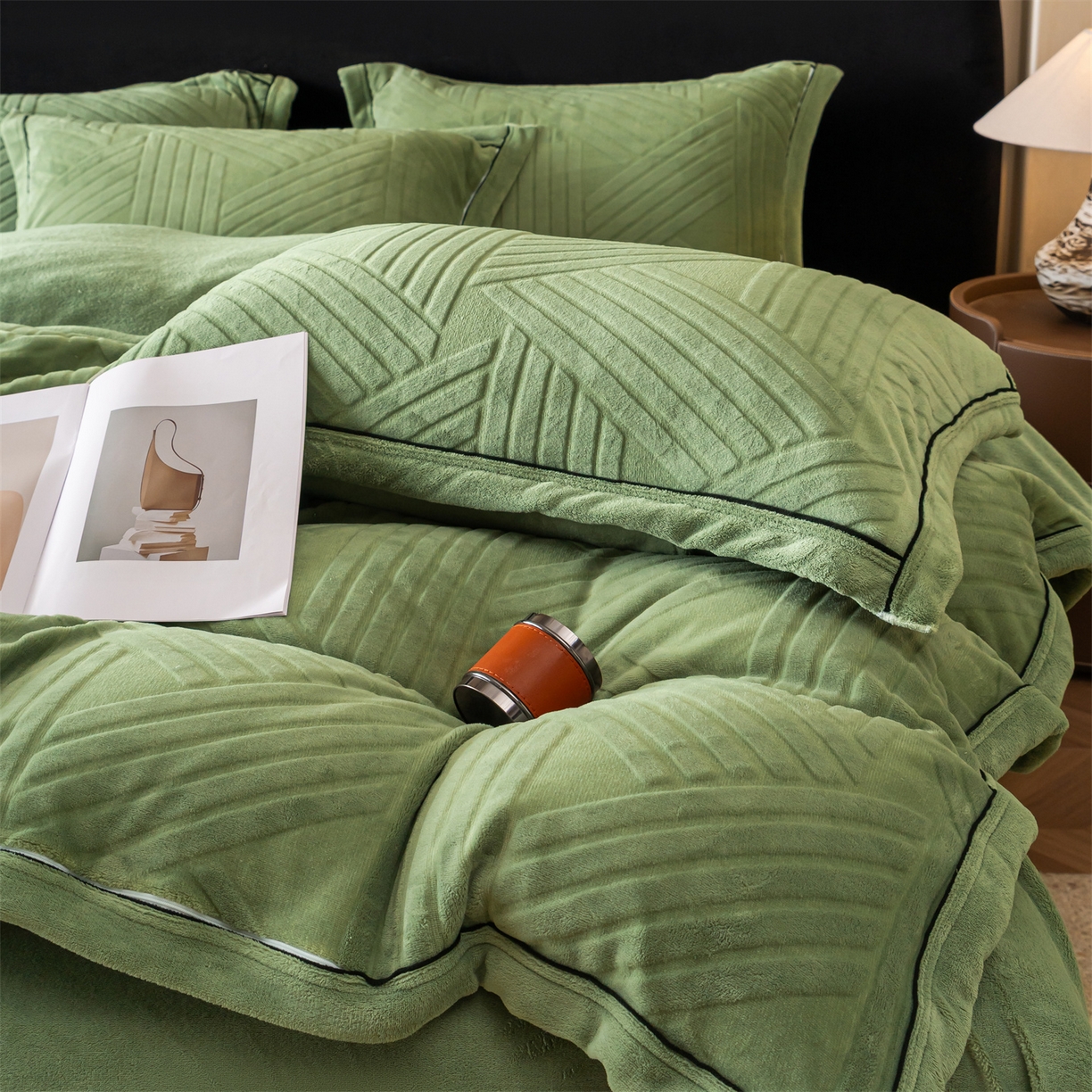 91家纺网 家纺一手货源 找家纺 满座家居 2025新款高克重牛奶绒雕花四件套-罗马假日 罗马假日-松绿