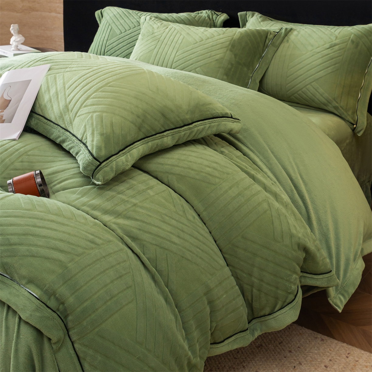 91家纺网 家纺一手货源 找家纺 满座家居 2025新款高克重牛奶绒雕花四件套-罗马假日 罗马假日-松绿