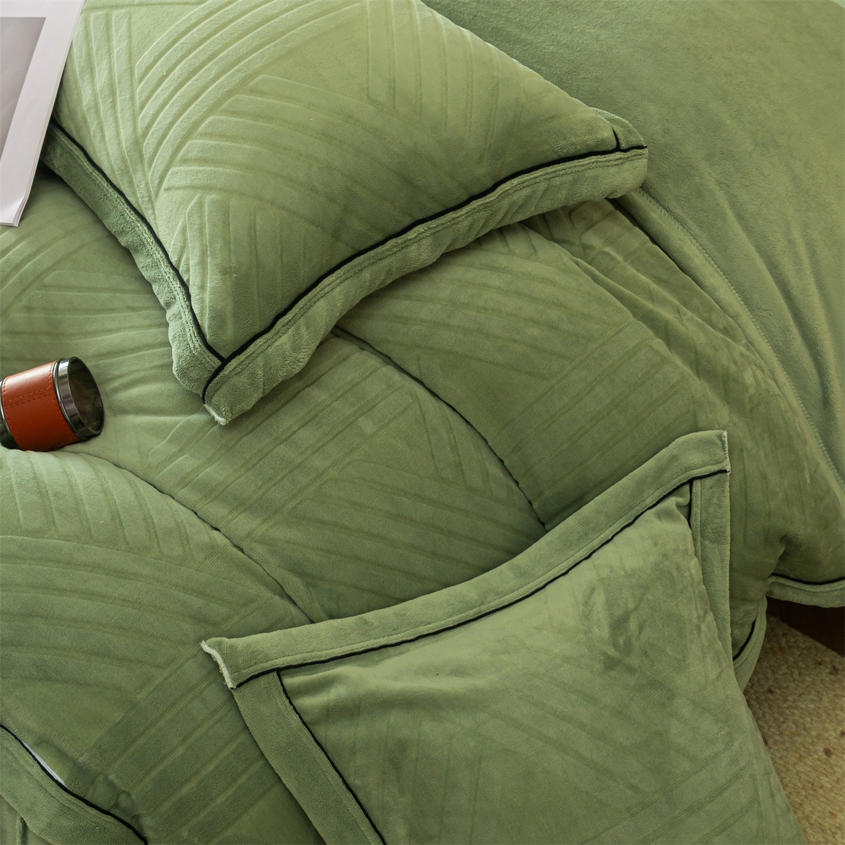 91家纺网 家纺一手货源 找家纺 满座家居 2025新款高克重牛奶绒雕花四件套-罗马假日 罗马假日-松绿