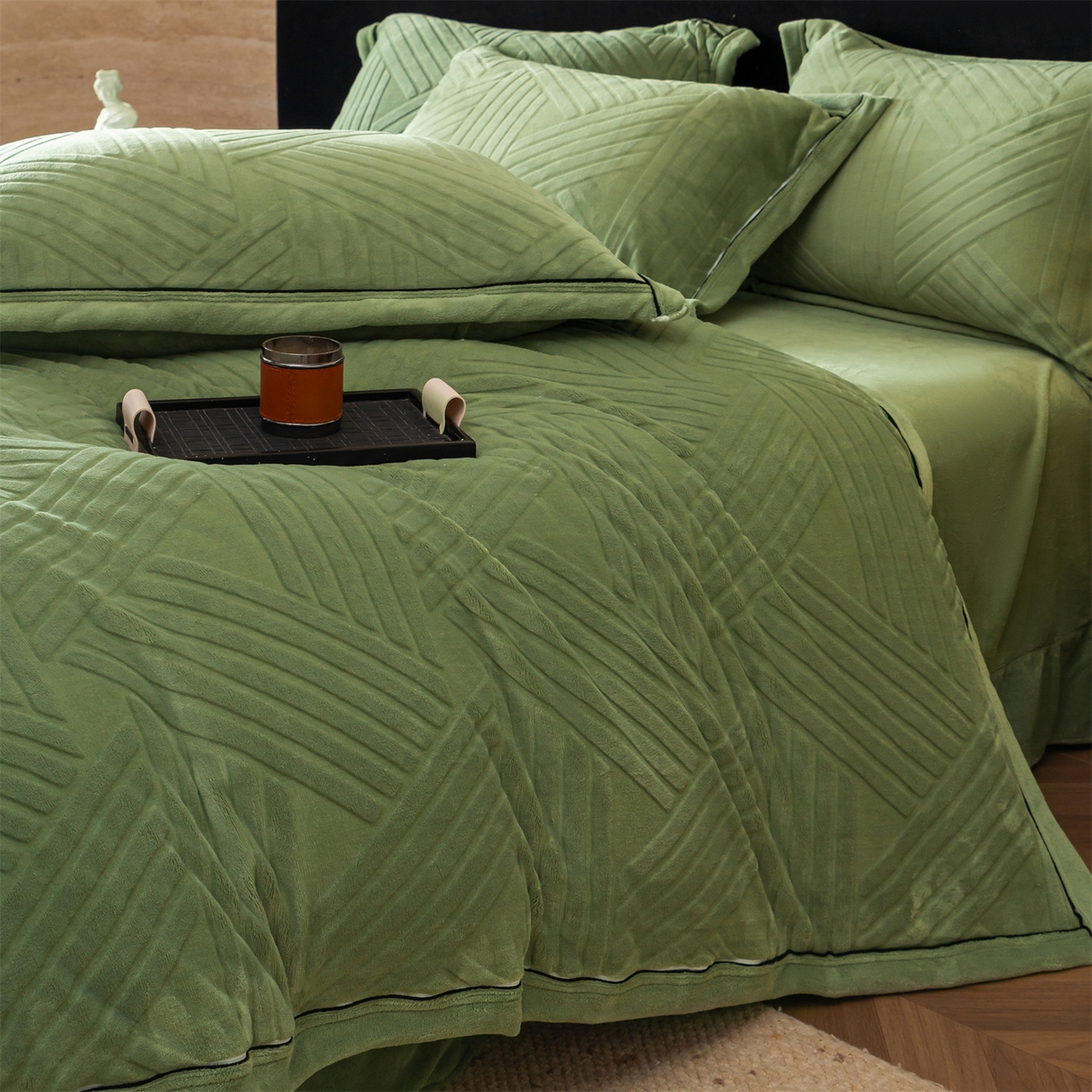 91家纺网 家纺一手货源 找家纺 满座家居 2025新款高克重牛奶绒雕花四件套-罗马假日 罗马假日-松绿