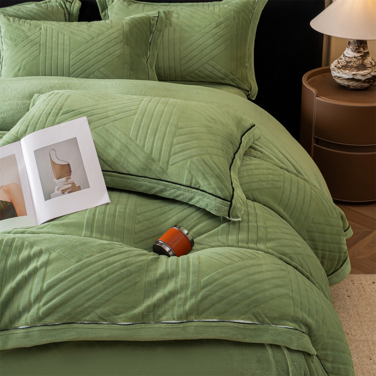 91家纺网 家纺一手货源 找家纺 满座家居 2025新款高克重牛奶绒雕花四件套-罗马假日 罗马假日-松绿