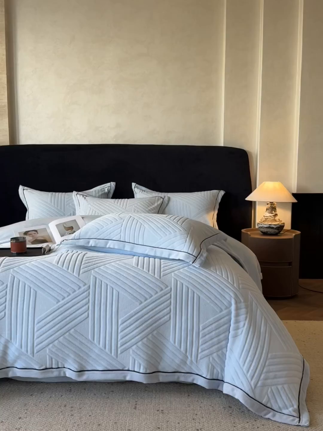 91家纺网 家纺一手货源 找家纺 满座家居 2025新款高克重牛奶绒雕花四件套-罗马假日 罗马假日-湖蓝