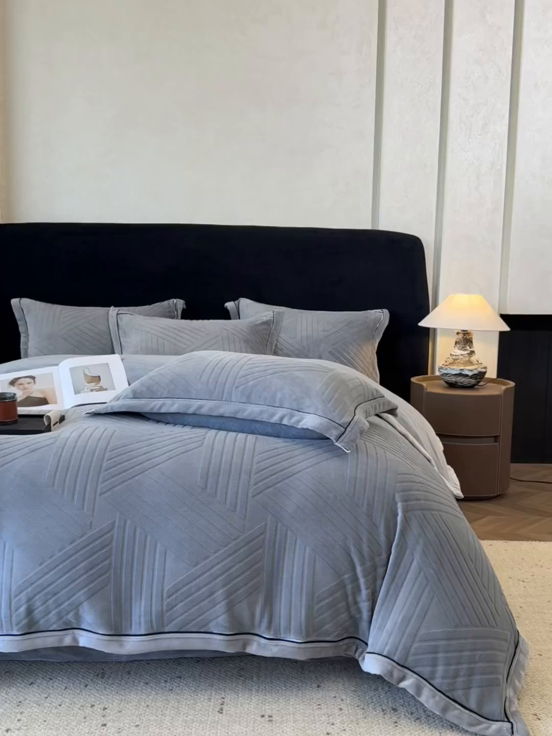 91家纺网 家纺一手货源 找家纺 满座家居 2025新款高克重牛奶绒雕花四件套-罗马假日 罗马假日-星灰