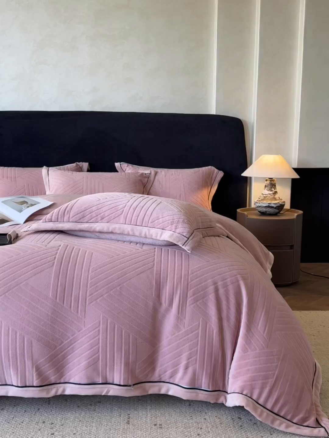 91家纺网 家纺一手货源 找家纺 满座家居 2025新款高克重牛奶绒雕花四件套-罗马假日 罗马假日-蜜粉