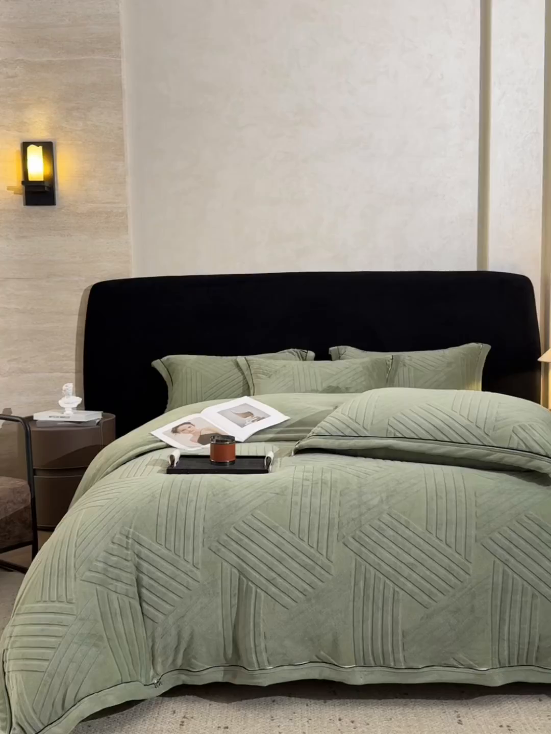 91家纺网 家纺一手货源 找家纺 满座家居 2025新款高克重牛奶绒雕花四件套-罗马假日 罗马假日-松绿