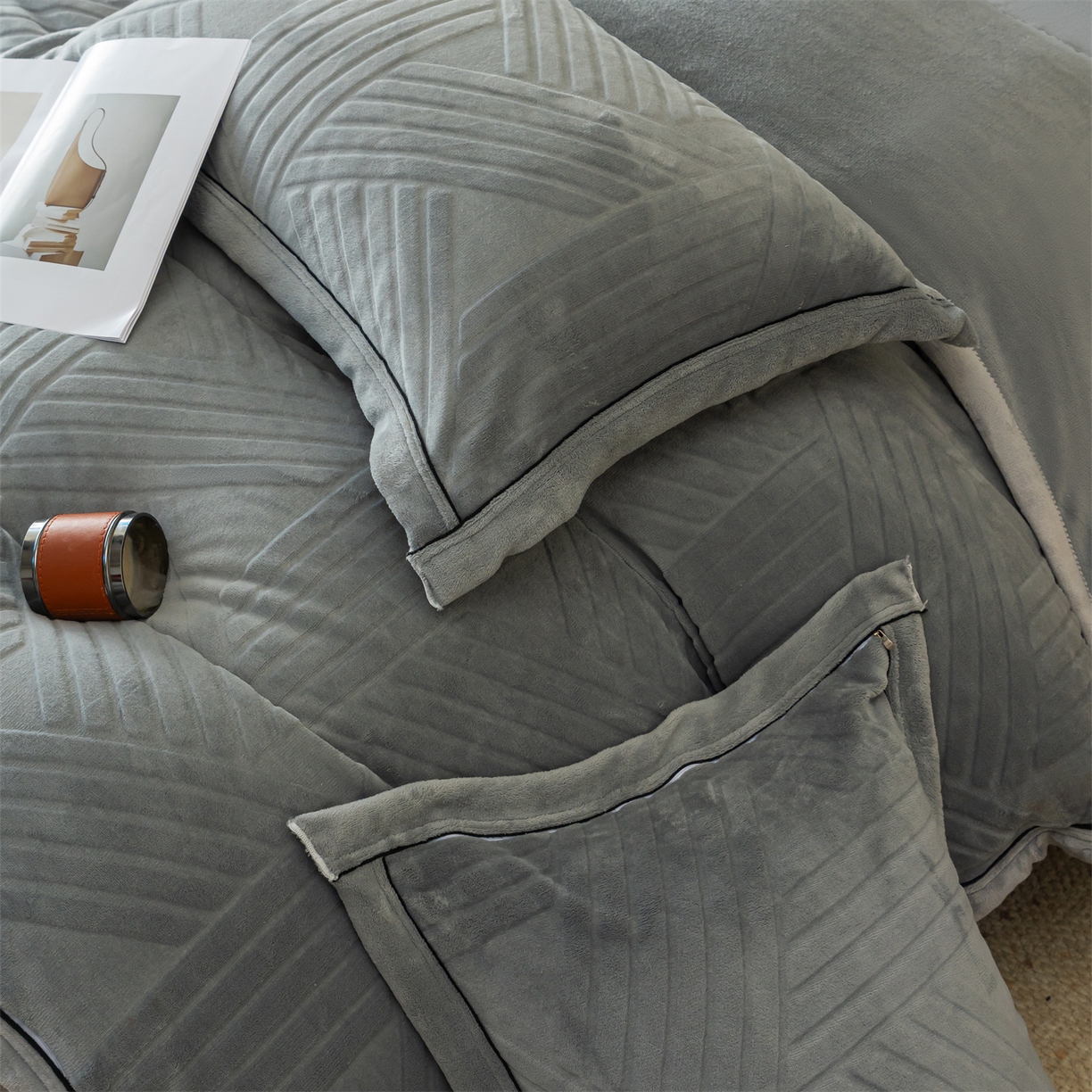 91家纺网 家纺一手货源 找家纺 满座家居 2025新款高克重牛奶绒雕花四件套-罗马假日 罗马假日-星灰