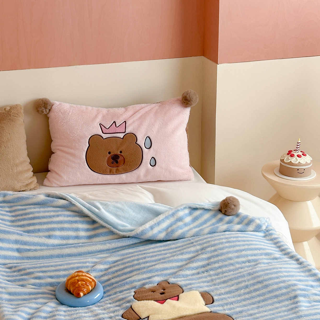 91家纺网 家纺一手货源 找家纺 桔子家纺 2025新款秋冬学院派兔兔绒牛奶绒系列毯子 happy小熊毯子