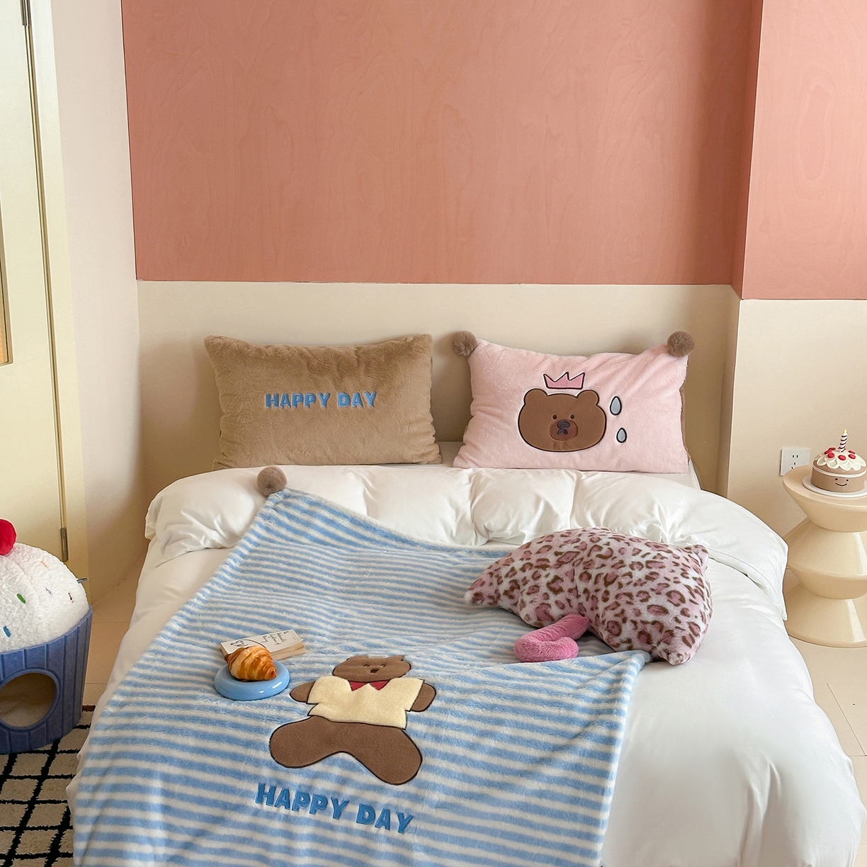 91家纺网 家纺一手货源 找家纺 桔子家纺 2025新款秋冬学院派兔兔绒牛奶绒系列毯子 happy小熊毯子