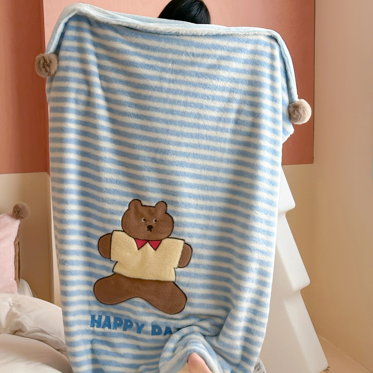 91家纺网 家纺一手货源 找家纺 桔子家纺 2025新款秋冬学院派兔兔绒牛奶绒系列毯子 happy小熊毯子