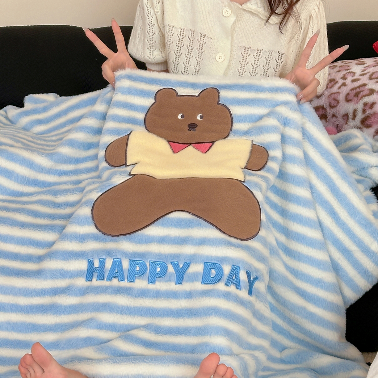 91家纺网 家纺一手货源 找家纺 桔子家纺 2025新款秋冬学院派兔兔绒牛奶绒系列毯子 happy小熊毯子