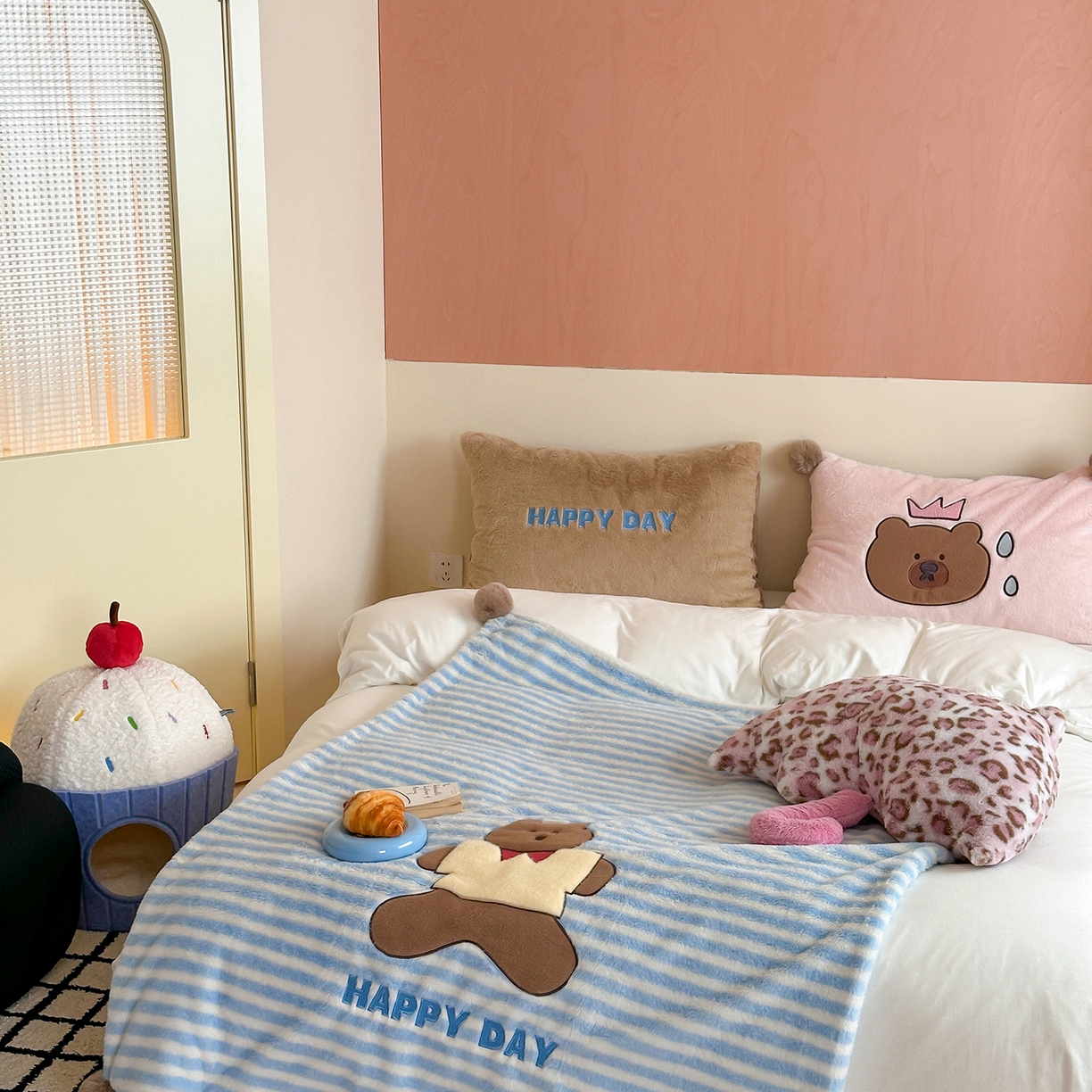 91家纺网 家纺一手货源 找家纺 桔子家纺 2025新款秋冬学院派兔兔绒牛奶绒系列毯子 happy小熊毯子