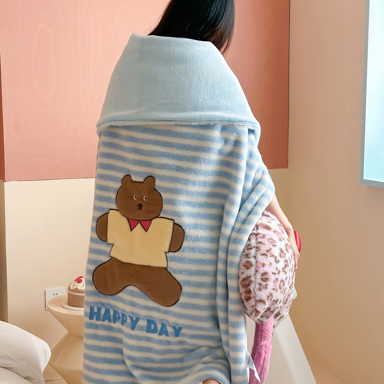 91家纺网 家纺一手货源 找家纺 桔子家纺 2025新款秋冬学院派兔兔绒牛奶绒系列毯子 happy小熊毯子