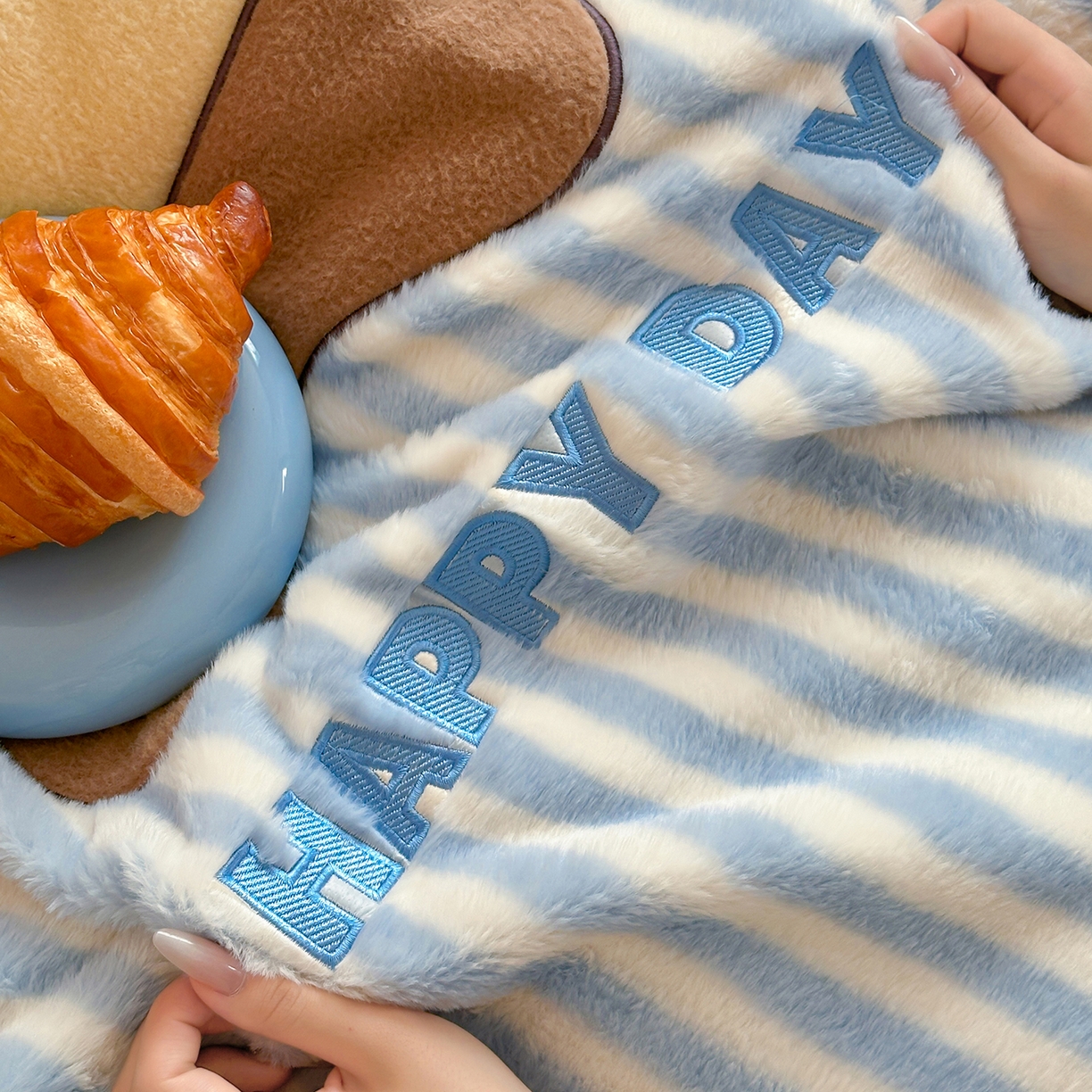 91家纺网 家纺一手货源 找家纺 桔子家纺 2025新款秋冬学院派兔兔绒牛奶绒系列毯子 happy小熊毯子