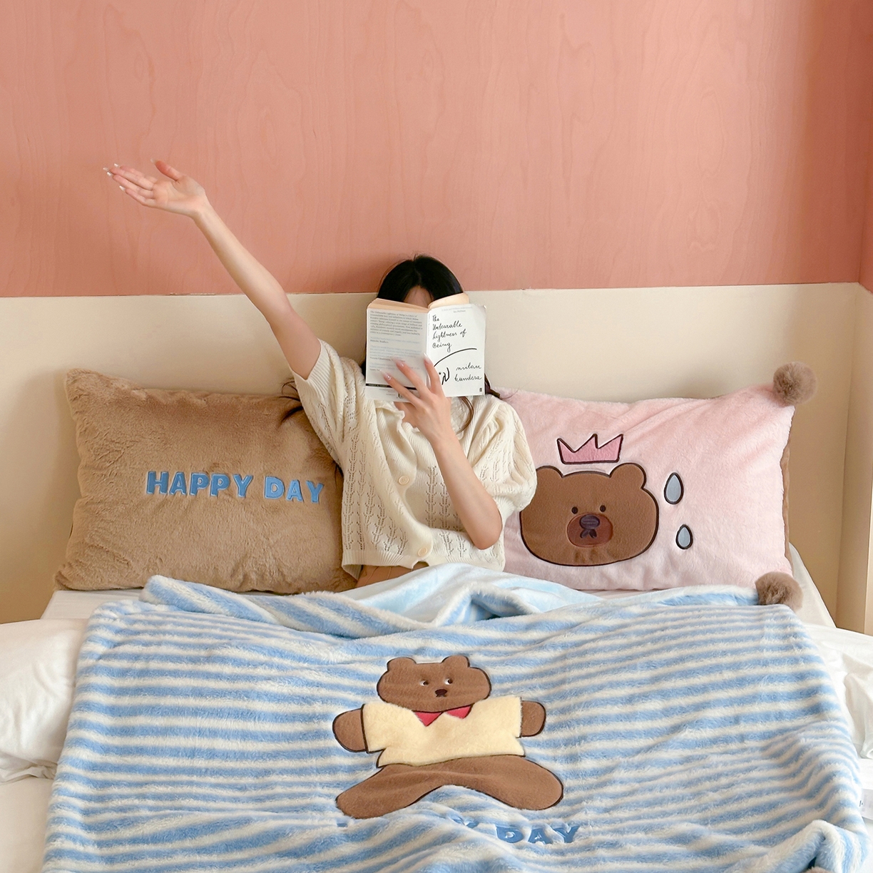 91家纺网 家纺一手货源 找家纺 桔子家纺 2025新款秋冬学院派兔兔绒牛奶绒系列毯子 happy小熊毯子