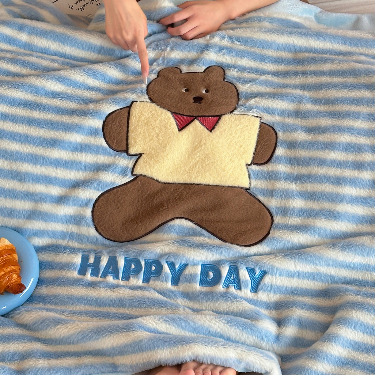 91家纺网 家纺一手货源 找家纺 桔子家纺 2025新款秋冬学院派兔兔绒牛奶绒系列毯子 happy小熊毯子