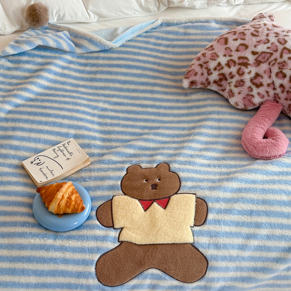 91家纺网 家纺一手货源 找家纺 桔子家纺 2025新款秋冬学院派兔兔绒牛奶绒系列毯子 happy小熊毯子