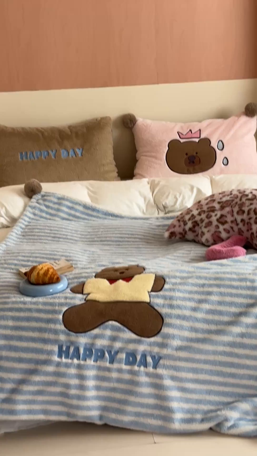 91家纺网 家纺一手货源 找家纺 桔子家纺 2025新款秋冬学院派兔兔绒牛奶绒系列毯子 happy小熊毯子