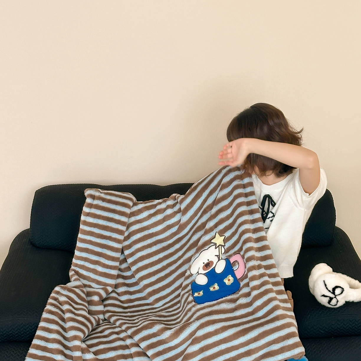 91家纺网 家纺一手货源 找家纺 桔子家纺 2025新款秋冬学院派兔兔绒牛奶绒系列毯子 茶杯小斗毯子