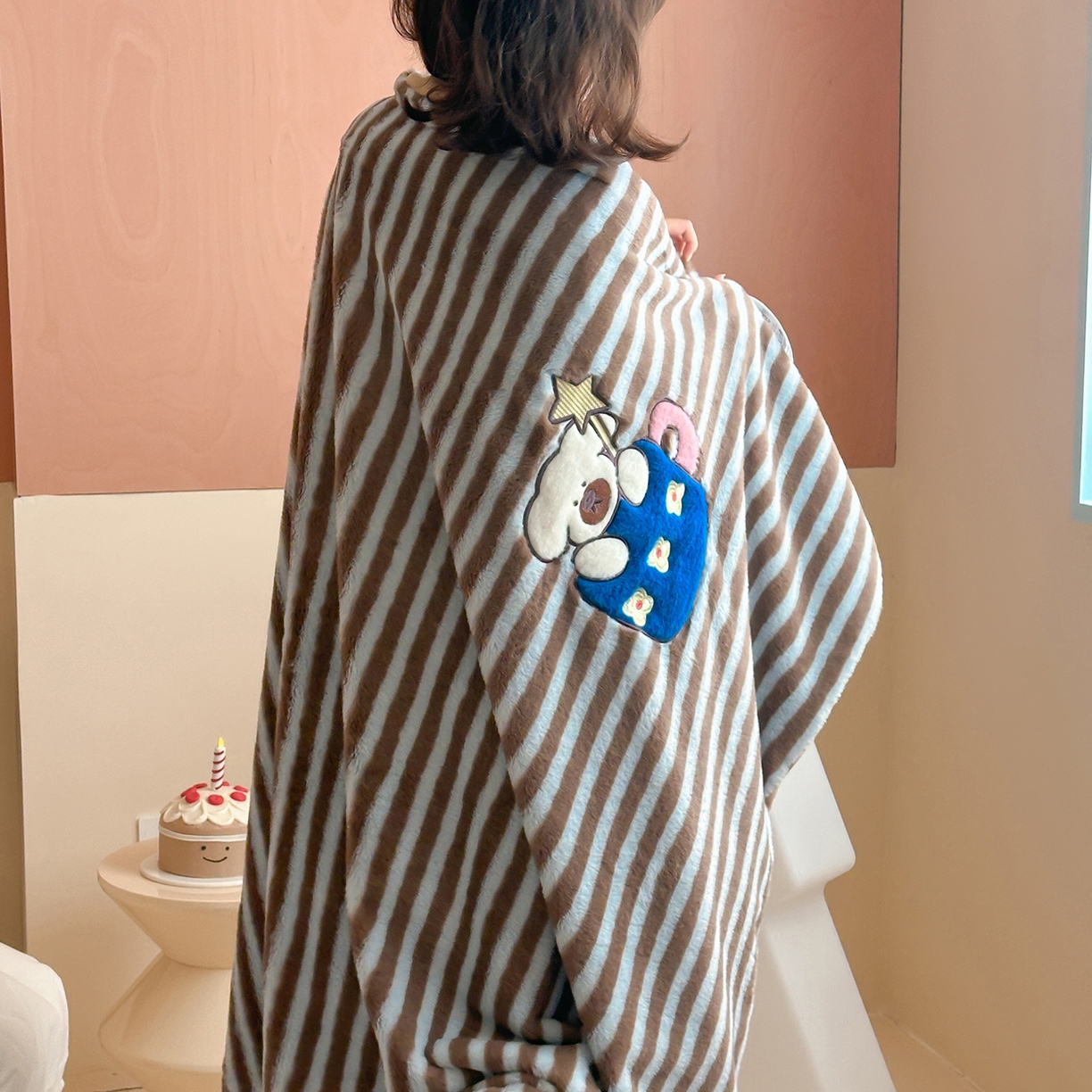 91家纺网 家纺一手货源 找家纺 桔子家纺 2025新款秋冬学院派兔兔绒牛奶绒系列毯子 茶杯小斗毯子