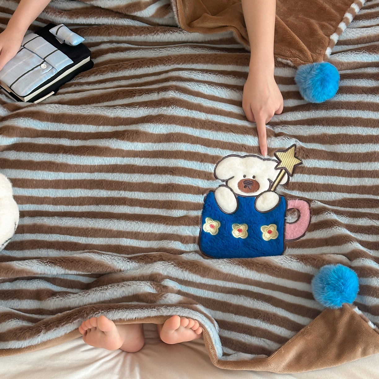 91家纺网 家纺一手货源 找家纺 桔子家纺 2025新款秋冬学院派兔兔绒牛奶绒系列毯子 茶杯小斗毯子