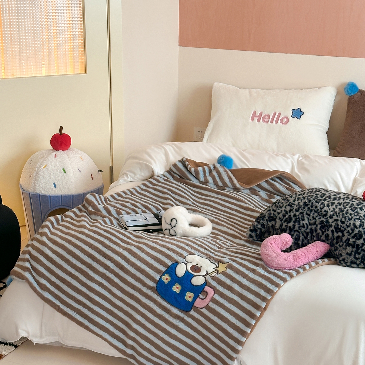 91家纺网 家纺一手货源 找家纺 桔子家纺 2025新款秋冬学院派兔兔绒牛奶绒系列毯子 茶杯小斗毯子