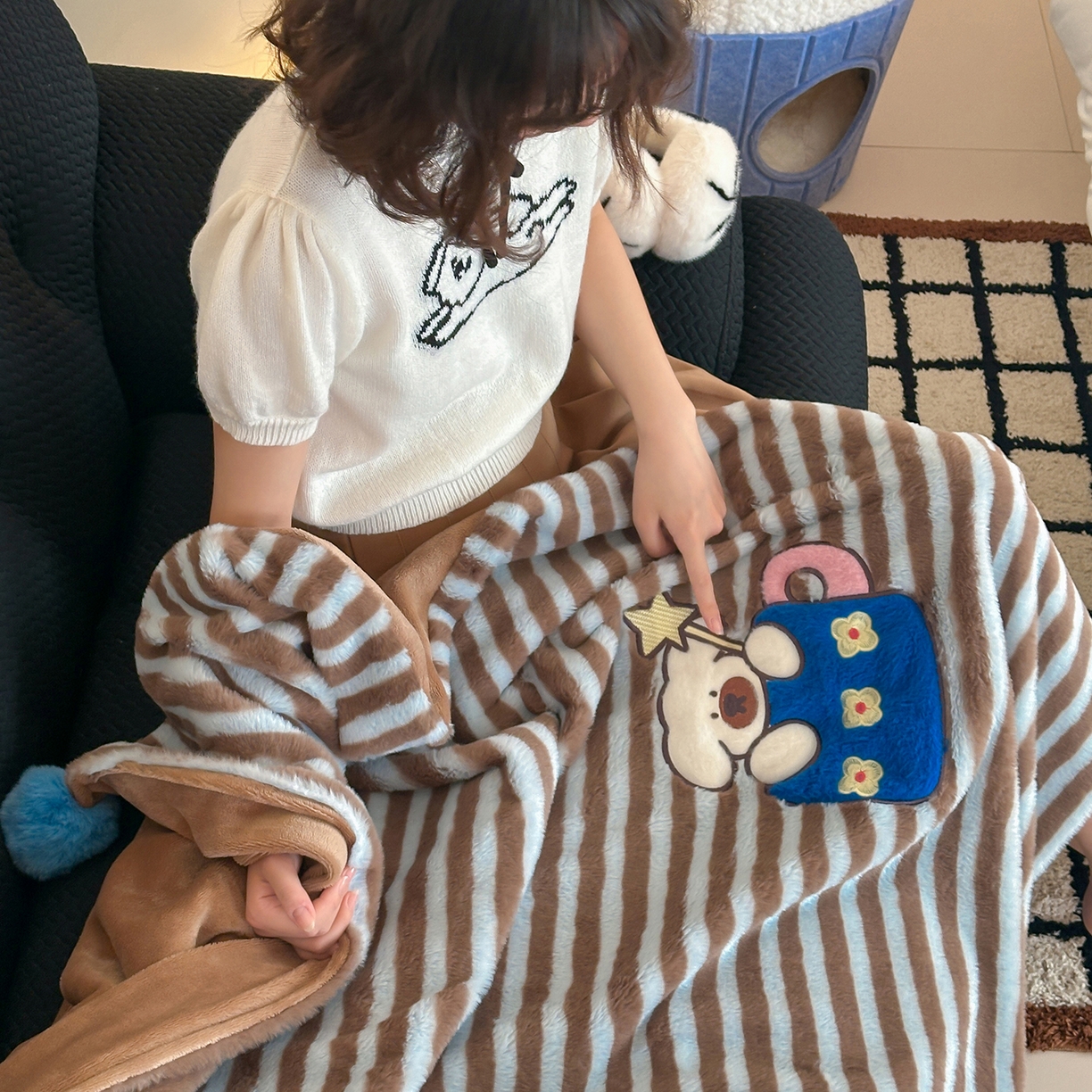 91家纺网 家纺一手货源 找家纺 桔子家纺 2025新款秋冬学院派兔兔绒牛奶绒系列毯子 茶杯小斗毯子