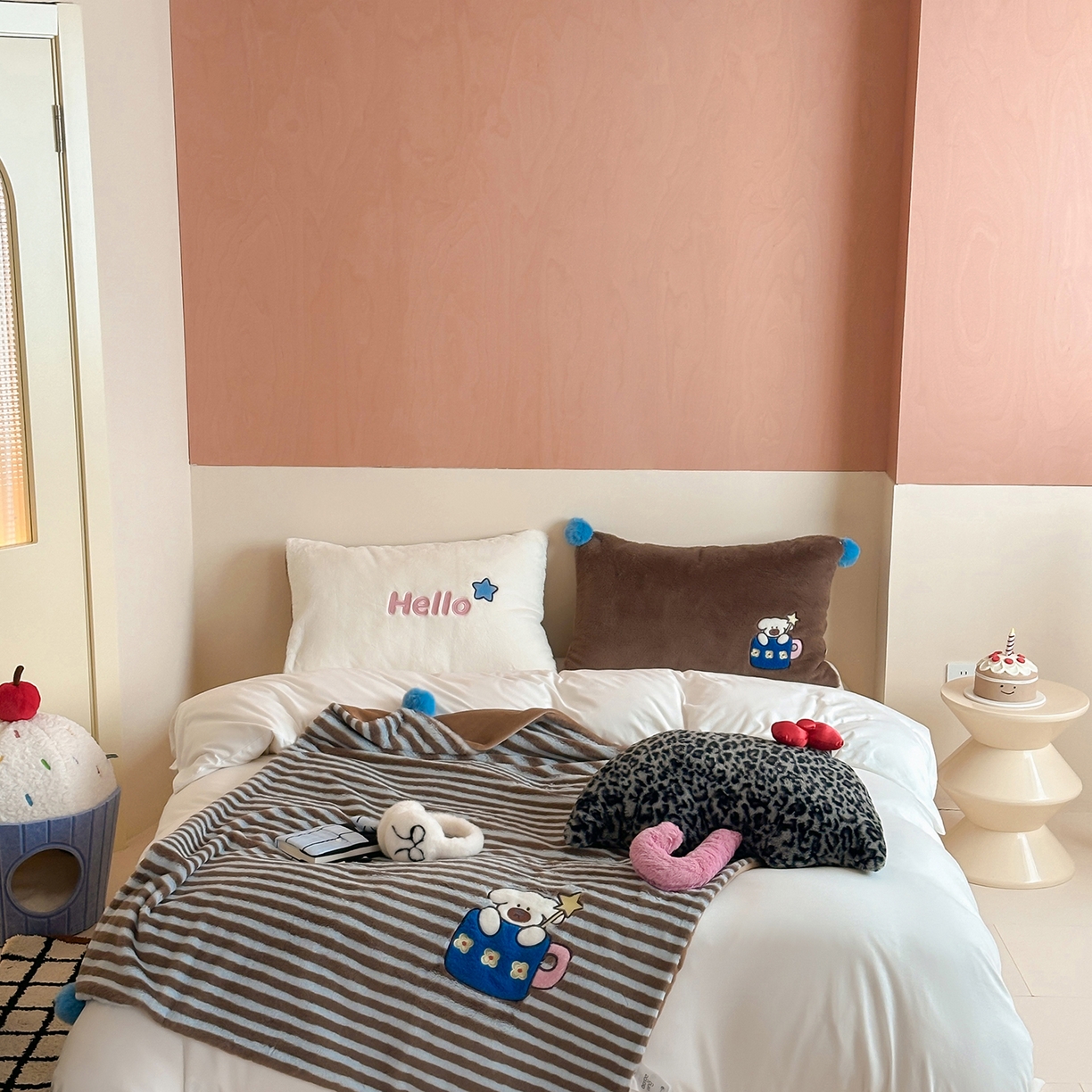 91家纺网 家纺一手货源 找家纺 桔子家纺 2025新款秋冬学院派兔兔绒牛奶绒系列毯子 茶杯小斗毯子