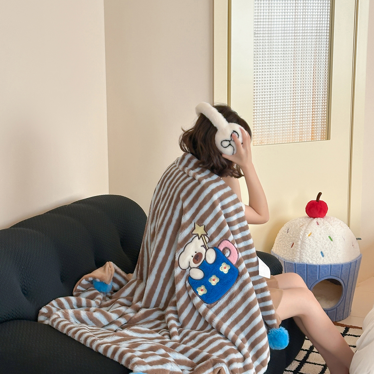 91家纺网 家纺一手货源 找家纺 桔子家纺 2025新款秋冬学院派兔兔绒牛奶绒系列毯子 茶杯小斗毯子