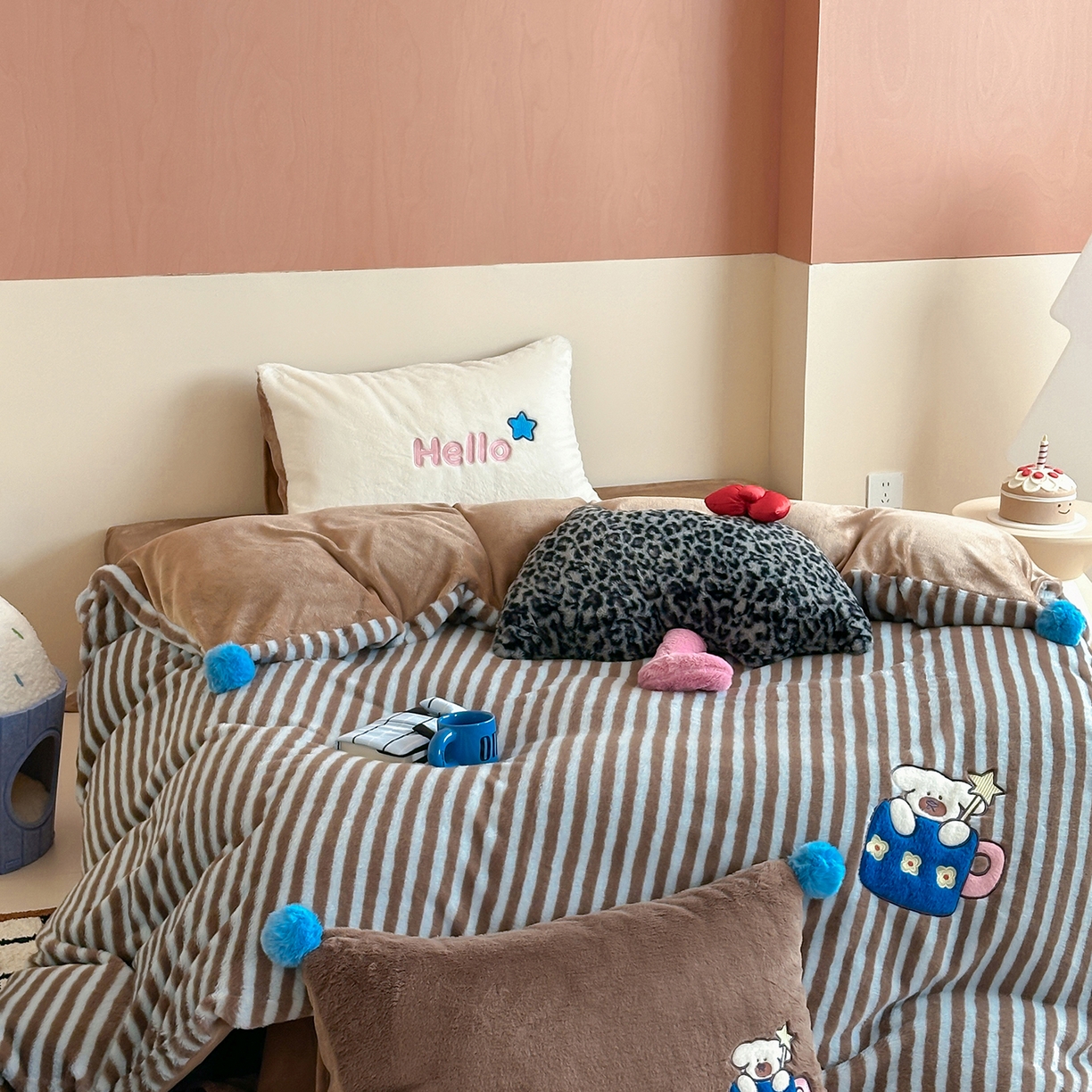 91家纺网 家纺一手货源 找家纺 桔子家纺 2025新款秋冬学院派兔兔绒牛奶绒系列四件套 茶杯小斗